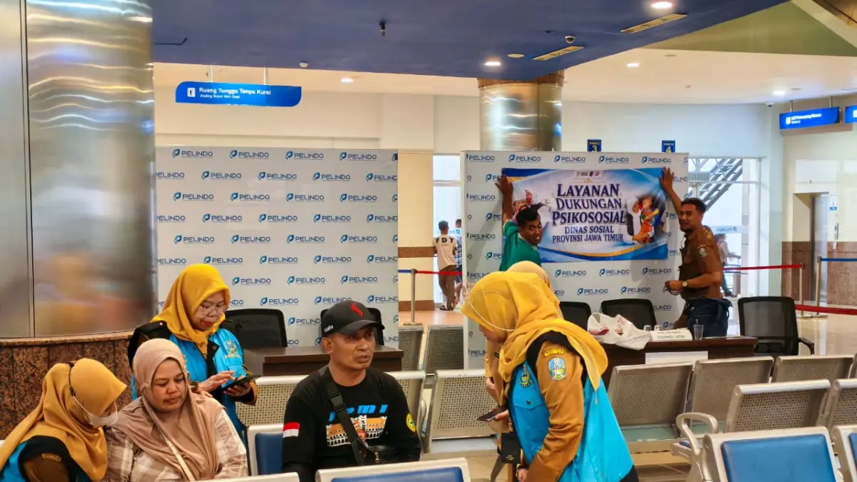 Anita empat malam bertahan di posko KM Virgo demi menanti kabar suami. Tim SAR kembali mencari korban melalui jalur udara dan laut. (Azami Ramadhan/Jawa Pos)