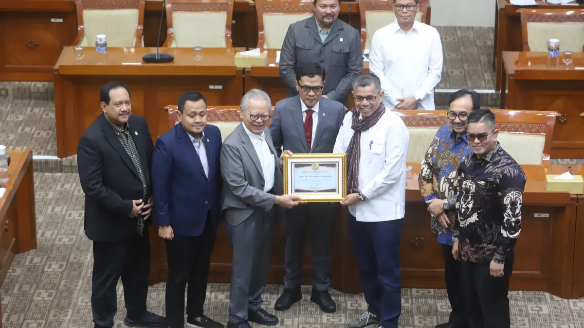 Hinca Pandjaitan menyoroti konsep perampasan aset dan meminta penjelasan Erry Riana soal aset yang dinikmati pelaku kejahatan. (Dok. DPR)
