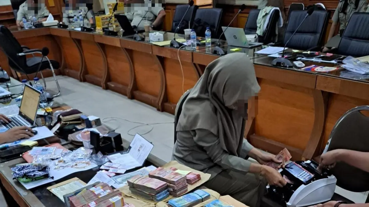 KPK menemukan rupiah, dolar AS, SGD, dan perhiasan diduga emas di BPN Jatim. Penyidik mendalami dugaan setoran dari sejumlah Kantah. (Dok. KPK)
