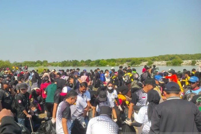 Sejumlah elemen masyarakat dan organisasi perangkat daerah (OPD) melakukan aksi pembersihan sampah di Pantai Baro Gebang, Cirebon, Rabu (21/8). (Fathnur Rohman/Antara)