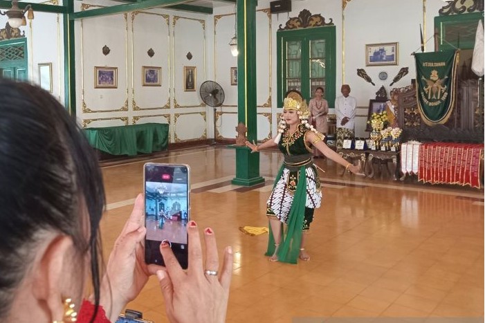 Pertunjukan seni tari di Keraton Kacirebonan, Kota Cirebon. (Fathnur Rohman/Antara)