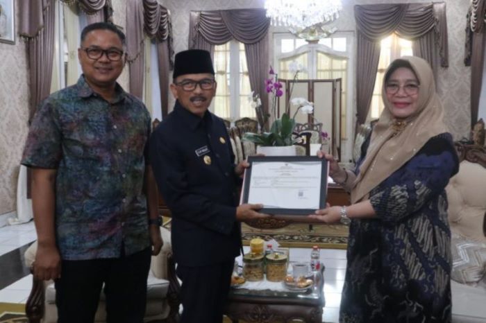 Kepala DKPP Kabupaten Kuningan Wahyu Hidayah (kiri). (DKPP Kuningan/Antara)