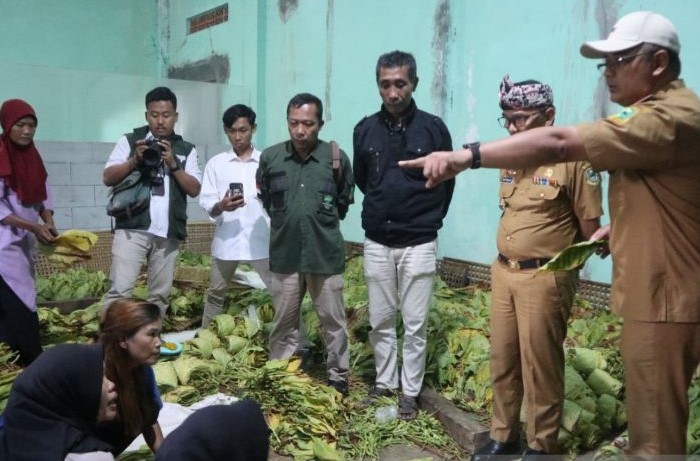 Kepala DKPP Kabupaten Kuningan Wahyu Hidayah (kanan). (Fathnur Rohman/Antara)