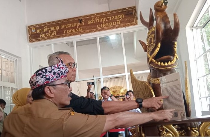 Pj Bupati Kuningan Iip Hidajat bersama Pj Wali Kota Cirebon Agus Mulyadi menghadiri peresmian Museum Topeng di Balai Kota Cirebon. (Fathnur Rohman/Antara)