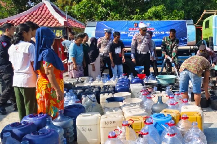Warga mengantre untuk mendapatkan air bersih yang disalurkan Polres Kuningan di Kuningan. (Polres Kuningan/Antara)