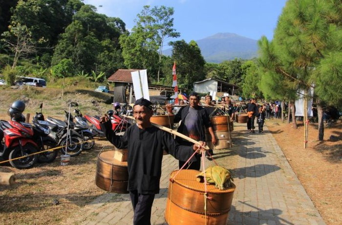 Warga saat melaksanakan tradisi sedekah bumi di Desa Wisata Cibuntu, Kuningan. (Fathnur Rohman/Antara)