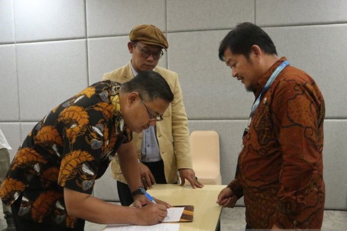 Kepala DKPP Kabupaten Kuningan Wahyu Hidayah menandatangani program kemitraan pengembangan bioprospeksi di TNGC, Kuningan. (Antara)