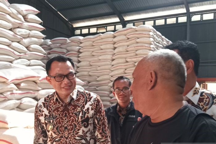 Penjabat Bupati Cirebon Wahyu Mijaya (kiri) meninjau gudang beras milik Bulog, di Cirebon, Kamis (12/9). (Fathnur Rohman/Antara)