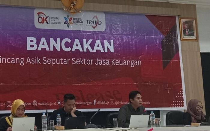 OJK Cirebon gelar konferensi pers di Kabupaten Kuningan, Jumat (13/9). (Fathnur Rohman/Antara)