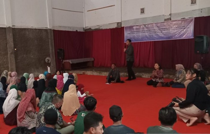 Peserta mengikuti program edukasi dan inklusi keuangan oleh OJK Cirebon di Kuningan, Sabtu (14/9). (Fathnur Rohman/Antara)