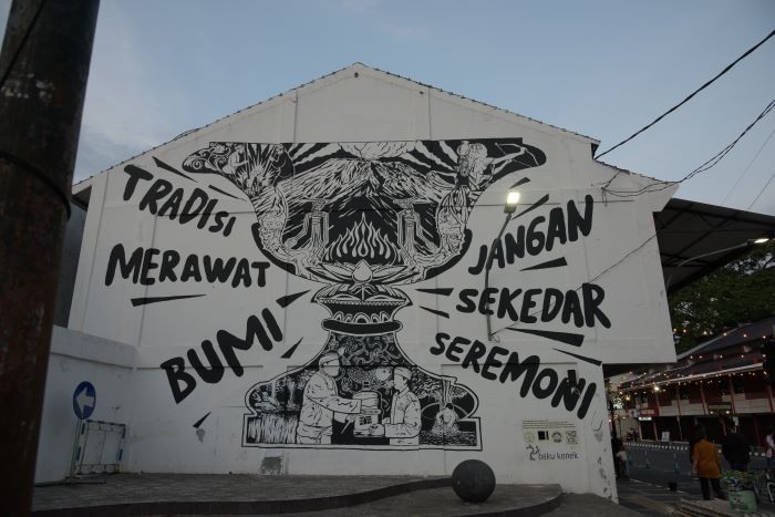 Karya mural seniman residensi Brebes Artdictive berkolaborasi dengan Tudgam dan seniman muda Kuningan. (Istimewa)