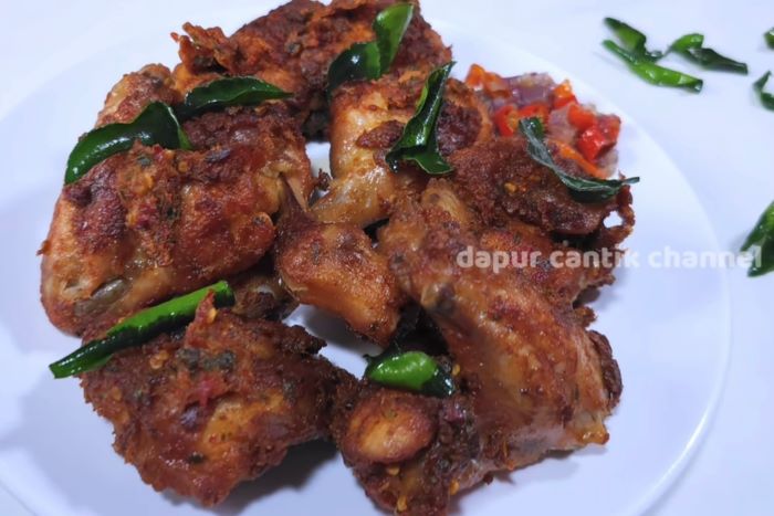 Tampilan ayam goreng terasi daun jeruk resep ala Cantik Channel (Youtube Dapur Cantik Channel)