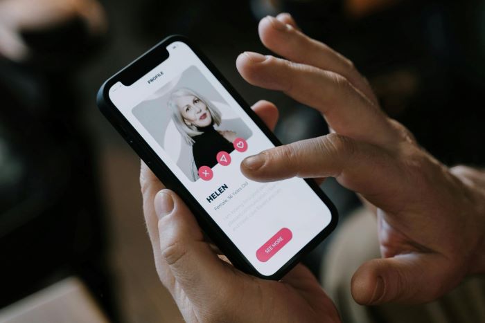 Ilustrasi mencari pasangan lewat dating app. (freepik/cottonbro studio)