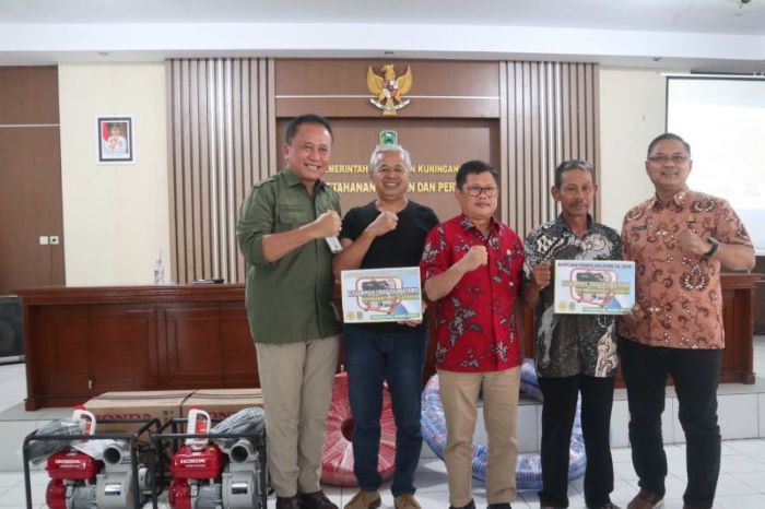 Kepala DKPP Kabupaten Kuningan Wahyu Hidayah (kanan) menyalurkan bantuan pompa air secara simbolis bagi kelompok petani di Kuningan. (Antara)