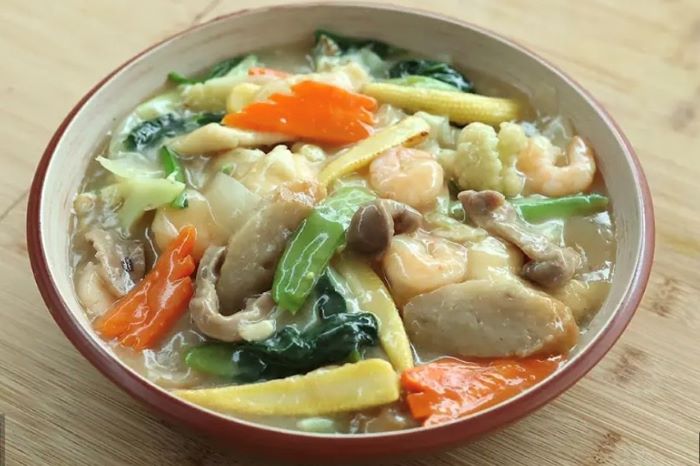 Capcay sayur ala Chinese resto. (Tangkap Layar Youtube Devina Hermawan)