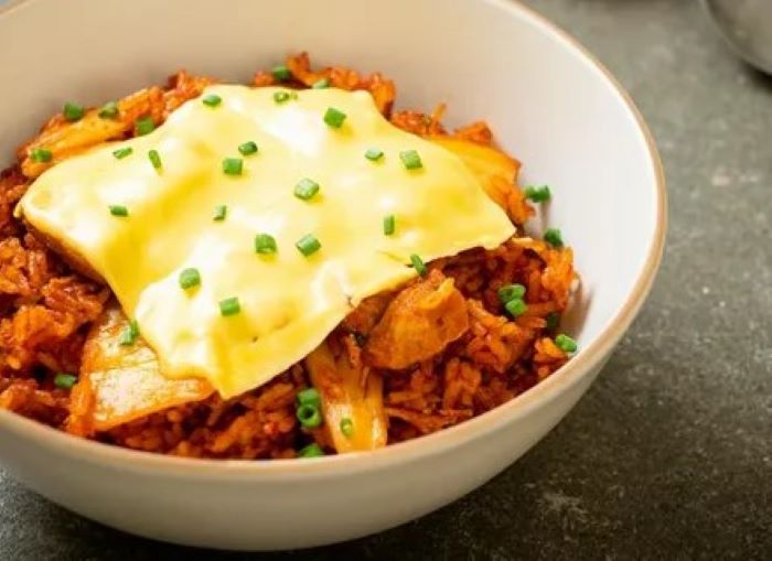 Nasi goreng kimchi yang menggugah selera. (endeus.tv)
