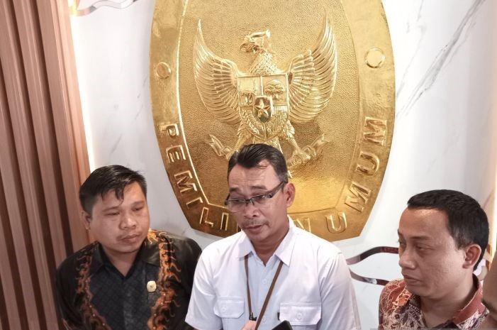 Ketua KPU Kota Cirebon Mardeko (tengah). (Fathnur Rohman/Antara)