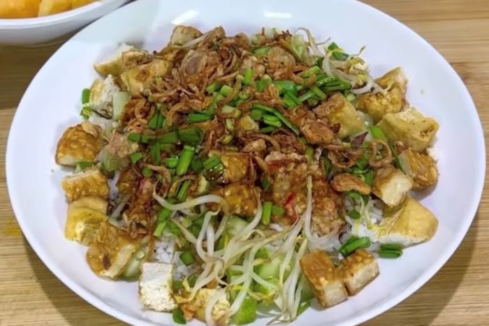 Nasi lengko khas Cirebon. (Tangkap Layar Youtube Ceceromed Kitchen)