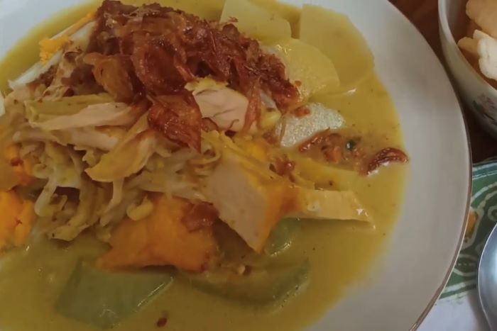 Gado-gado ayam siram khas Cirebon. (Tangkap Layar Youtube fluffy kasih)