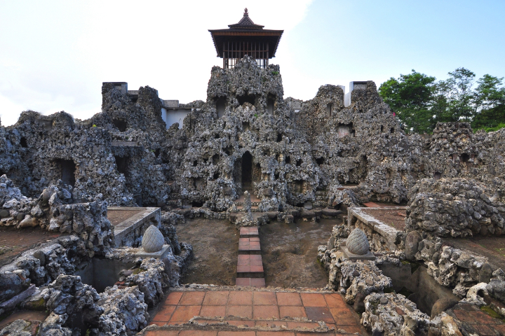 Gua Sunyaragi, salah satu wisata Cirebon rasa Bali. (website Pemkot Cirebon)