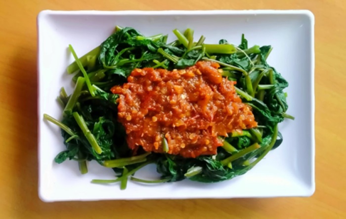 Hidangan Rujak Kangkung. (thehealthybelly.co)