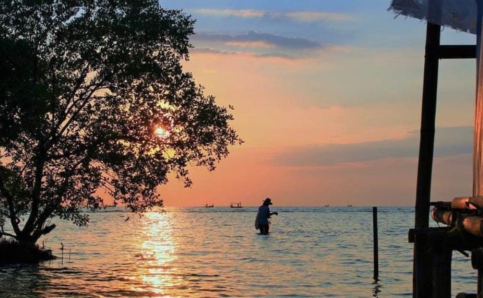 Pemandangan sunset di Pantai Kejawanan. (instagram.com/mazhobay/Muhammad Ali Shobri)