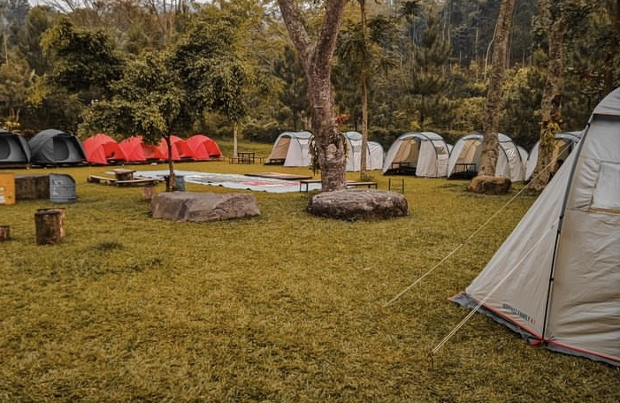 Aktivitas menginap di Pagergunung Campsite. (tangkapan layar Instagram @pagergunungcampsite_official)