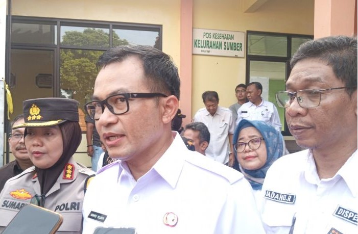 Pj Bupati Cirebon Wahyu Mijaya (tengah). (Antara/Fathnur Rohman)