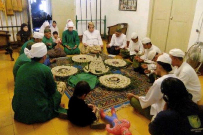 Ilustrasi tradisi tawurji dan ngapem. (web/aboutcirebon.id)
