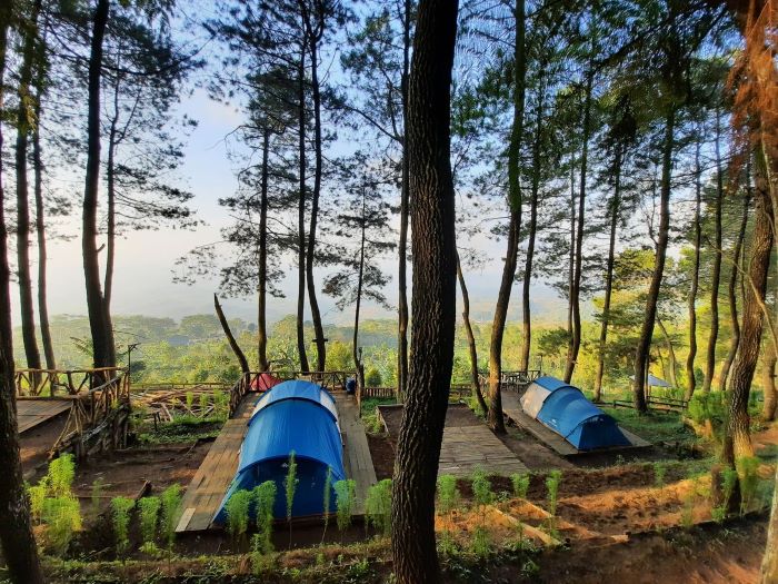 Pesona Talaga Surian Camp Park Kuningan. (salsawisata.com)