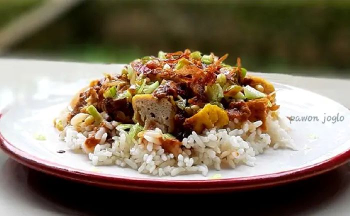 Nasi lengko khas Majalengka. (cookpad)