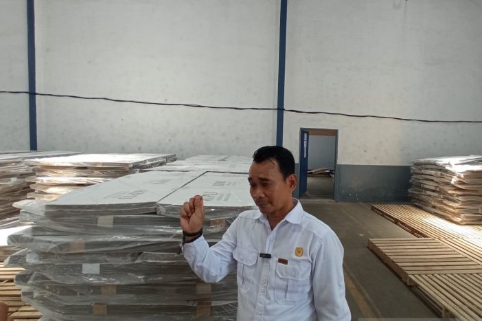 Ketua KPU Kota Cirebon Mardeko di gudang penyimpanan logistik Pilkada di Kota Cirebon. (Fathnur Rohman/Antara)