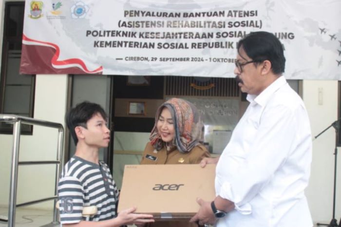 Penyaluran paket bantuan Atensi bagi kelompok rentan di Kabupaten Cirebon. (Dinsos Cirebon/Antara)