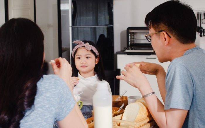 Orang tua berdiskusi dengan anak. (freepik/tirachardz)