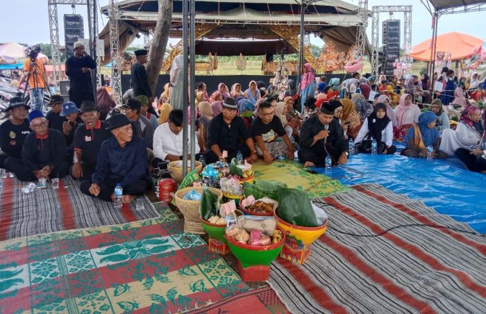 Pelaksanaan acara adat sedekah bumi. (Pemkab Indramayu)