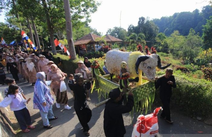 Warga mengikuti pelaksanaan tradisi sedekah bumi di Desa Wisata Cibuntu, Kabupaten Kuningan. (Fathnur Rohman/Antara)