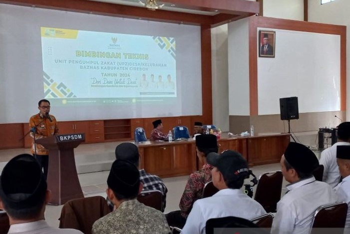 Pj Bupati Cirebon Wahyu Mijaya menghadiri kegiatan bimbingan teknis UPZ Baznas di Kantor BKPSDM Cirebon, Rabu (2/10). (Fathnur Rohman/Antara)