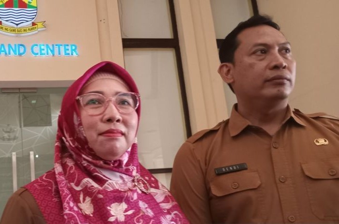 Kepala Dinkes Kabupaten Cirebon dr Neneng Hasanah (kiri). (Fathnur Rohman/Antara)