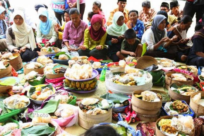 Tradisi Ngirab atau Rebo Wekasan. (smktwismawisnu.sch.id)