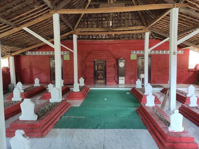 Situs Makam di Masjid Merah Pasalakan. (facebook.com/Muhamad Rinaldi Yusup)
