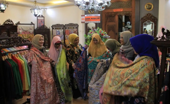 Sekelompok orang belanja di toko Batik Salma. (Traveloka)