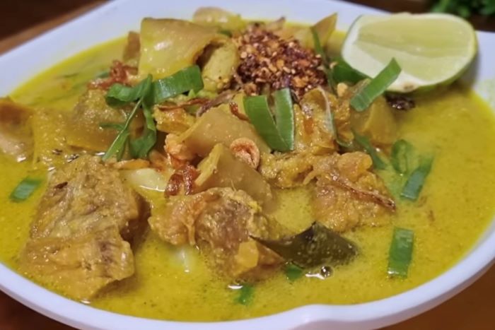 Empal gentong khas Cirebon. (Tangkap layar Youtube Ceceromed Kitchen)