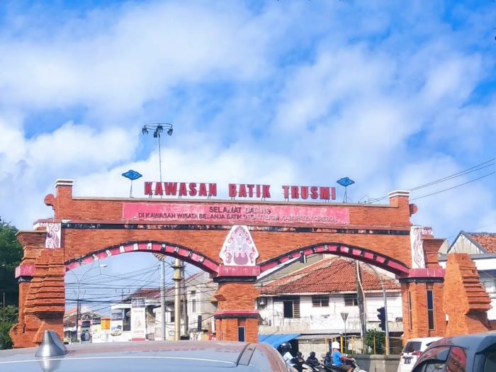Pusat Perbelanjaan Batik Trusmi Cirebon. (traveloka.com)