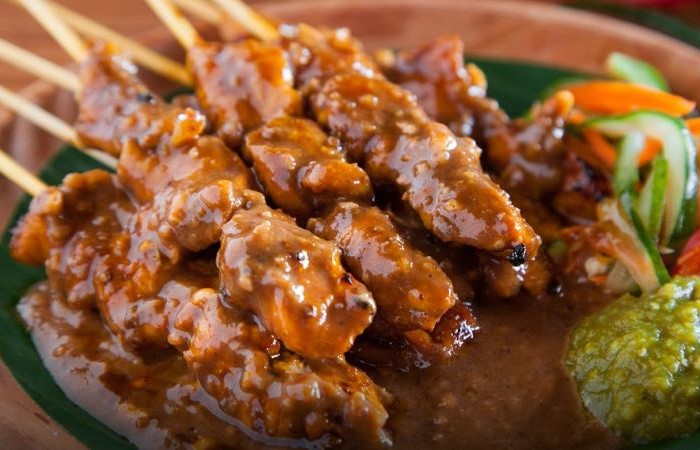Hidangan sate yang disajikan dengan bumbu kacang. (website kemlu.go.id)