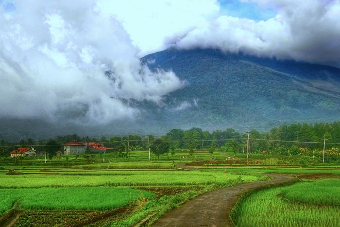 Gunung Ciremai. (wonderful Indonesia)
