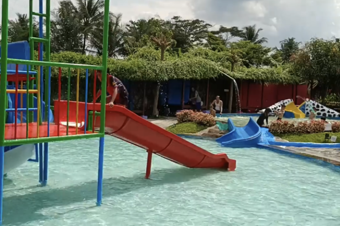 Wisata kolam renang Dino Waterpark. (tangkapan layar akun Instagram @dw_park_kng)