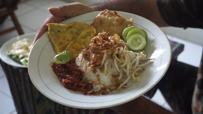 Hidangan Nasi kasreng khas Kuningan buatan rumah. (tangkapan layar akun Youtube The Laurio&rsquo;s)
