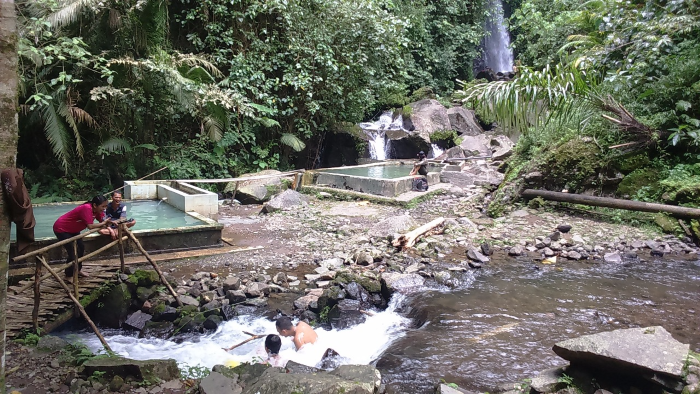 Wisata Air Panas di Lembah Cilengkrang. (Dok. Ditjen Konservasi SDA dan Ekosistem)
