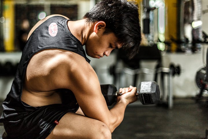 Ilustrasi latihan membentuk otot tubuh. (pexels/Timothy)