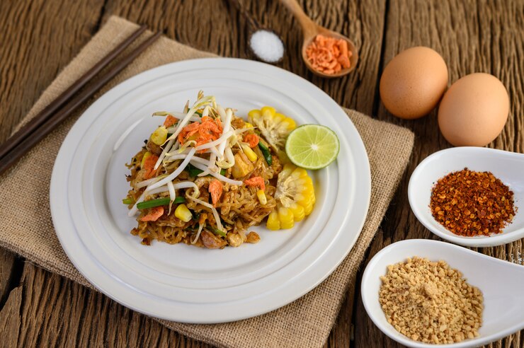 Pad thai udang yang menggiurkan. (Freepik/jcomp)
